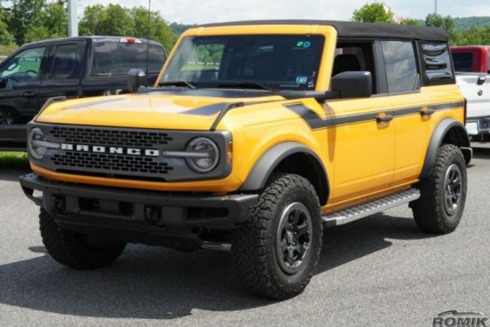Romik® 5.5" REC Series Black Running Boards with Polished Trim For 2021-2023 Ford Bronco 52388418