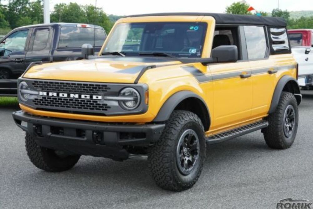 Romik® 5.5" REC Series Black Running Boards with Black Trim For 2021-2023 Ford Bronco 52388419